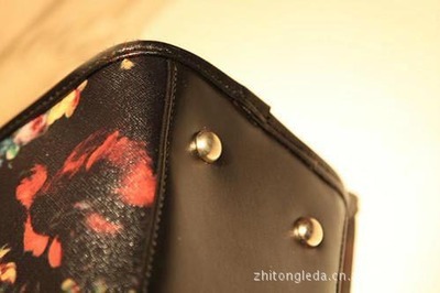 L-156新款玫瑰印花手袋 復(fù)古油畫(huà)風(fēng)潮中的時(shí)尚宣言